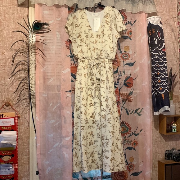 Sienna Sky Dresses & Skirts - Sienna Sky Midi Dress Floral Pattern Size XS